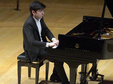 Узбекский пианист Бехзод Абдураимов выступает в США с Симфоническим оркестром Мариинского театра