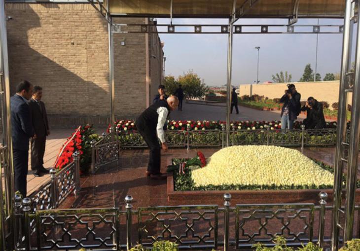 Глава МИД Индии посетил могилу Ислама Каримова