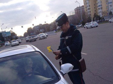 8 марта столичные гаишники дарили женщинам-водителям цветы (фото) 
