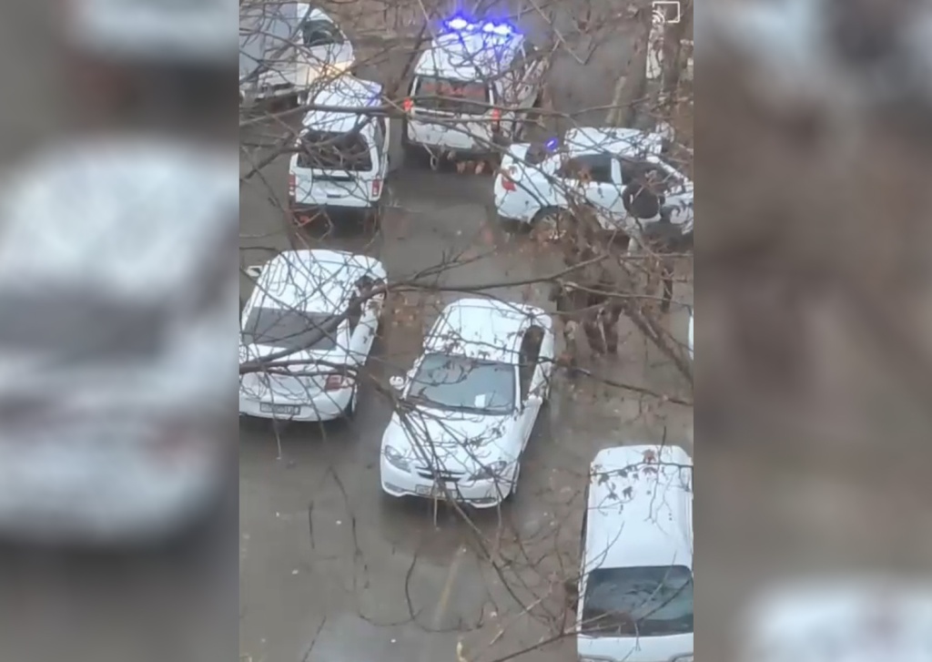 Негде развернуться. Автовладельцы со стихийной стоянки, устроенной во дворе на Сергели, избили водителя скорой помощи. Видео  