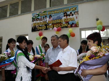 В школах Узбекистана прозвенел последний звонок 