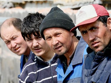 Среди массово покидающих Россию трудовых мигрантов немало узбекистанцев 