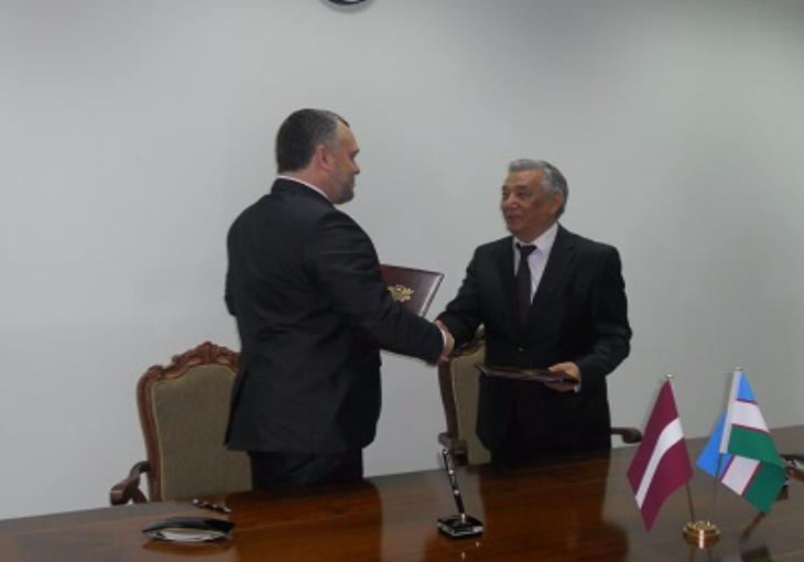 Руководители ЦИК Узбекистана и Латвии подписали меморандум о сотрудничестве