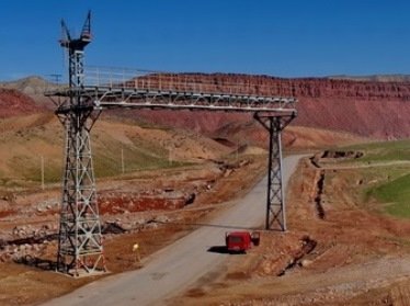 ЗУМК прокомментировал ход строительства первой в Узбекистане грузовой подвесной канатной дороги 
