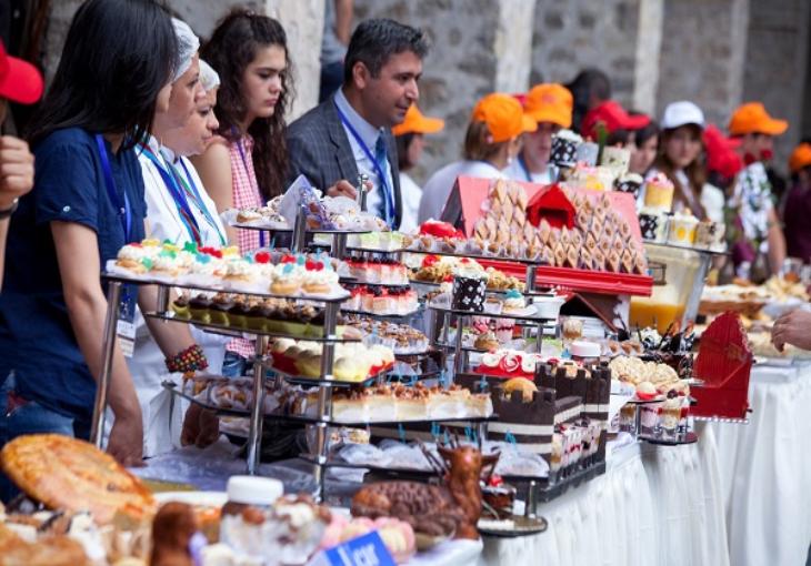 Кондитеры Узбекистана стали победителями фестиваля традиционных сладостей в Азербайджане 