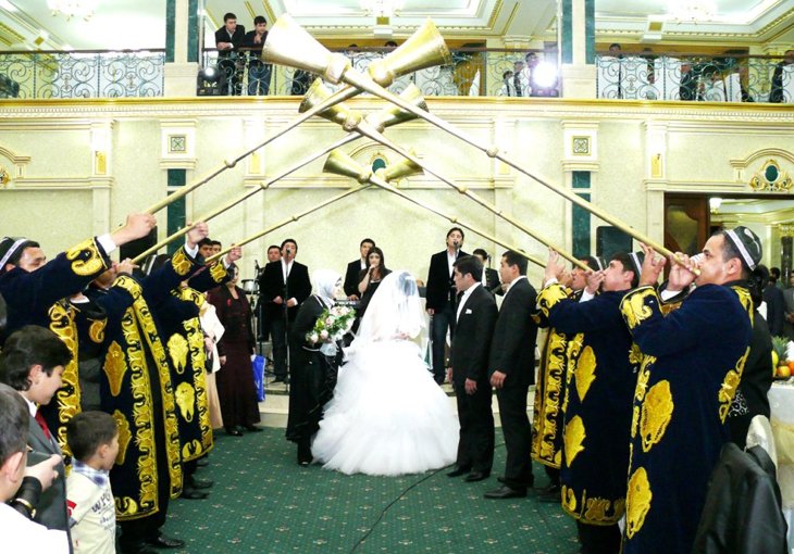 Апофеоз узбекской свадьбы: венки из денег и не только…