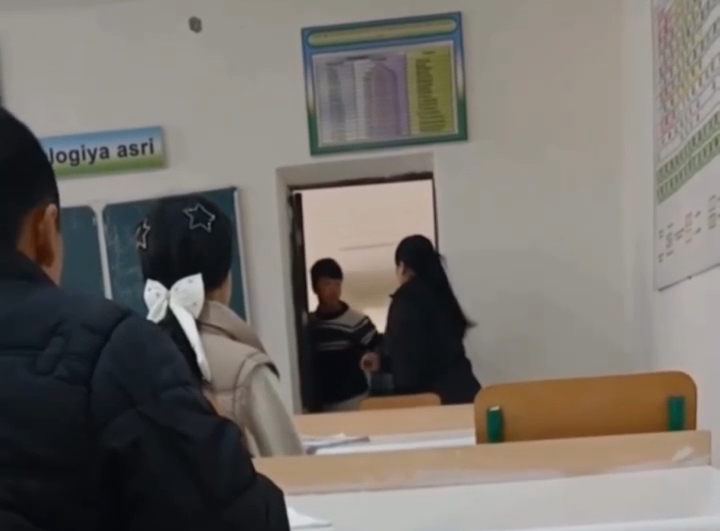 Родители школьника из Кашкадарьи, который нецензурно обругал и ударил учительницу, заплатят штраф Родители школьника из Кашкадарьи, который нецензурно обругал и ударил учительницу, заплатят штраф