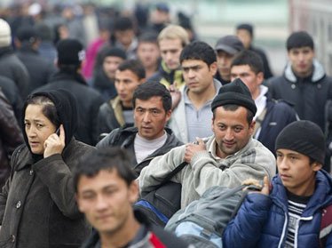 Узбекистан обеспечит работой мигрантов, возвращающихся из России и других стран  