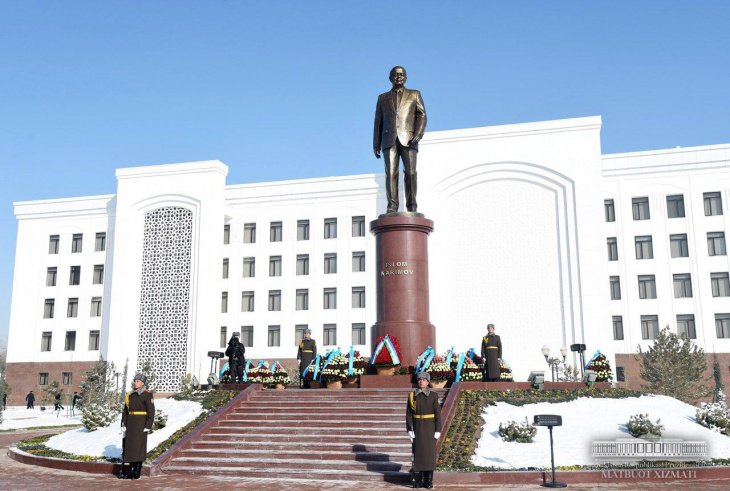 В Карши открыли памятник Исламу Каримову 