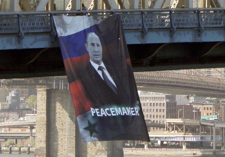 В Нью-Йорке вывесили огромный портрет Путина с подписью «миротворец»