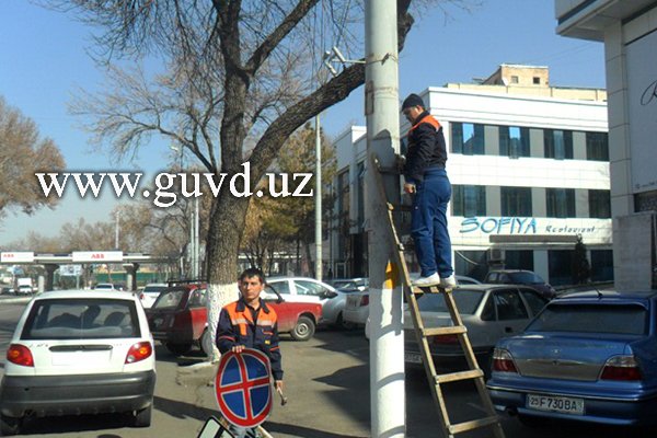 В Ташкенте начали массовый демонтаж знаков, запрещающих парковку (фото)