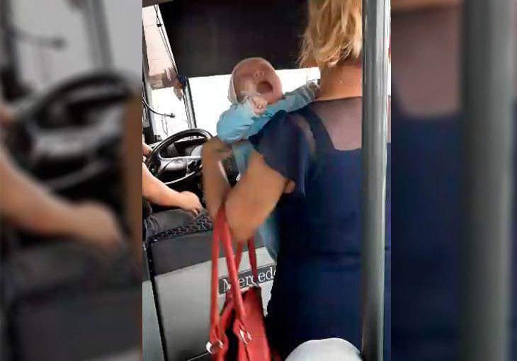 Неадекватная женщина с ребенком пыталась остановить автобус и выйти в неположенном месте. Она сломала двери и получила травму. Видео 