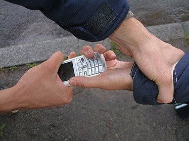 В Ангрене задержан грабитель сотовых телефонов  