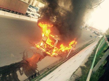 В Ташкенте сгорел автобус (фото)