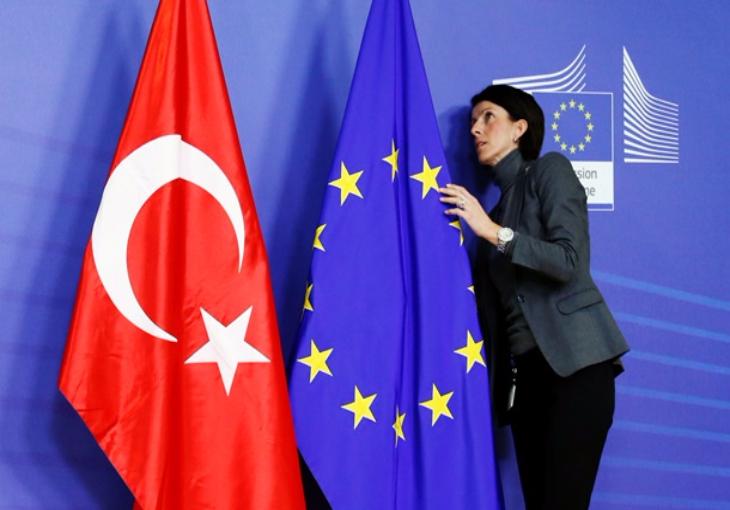 Европарламент приостановил работу по отмене виз для Турции