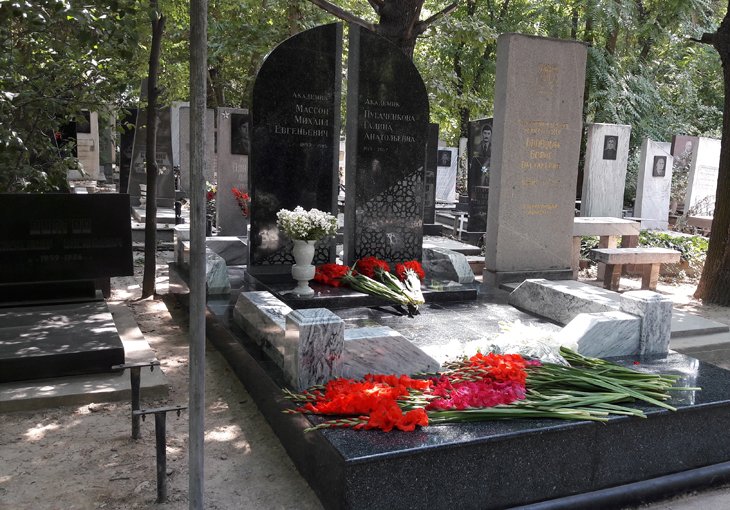 В Ташкенте установили памятник Михаилу Массону и Галине Пугаченковой 