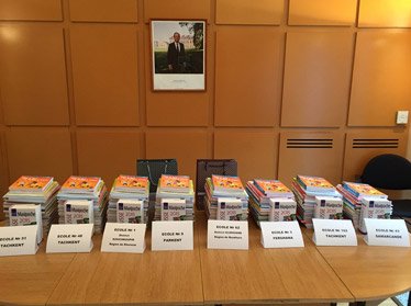 Посол Франции передал книги узбекским школам 