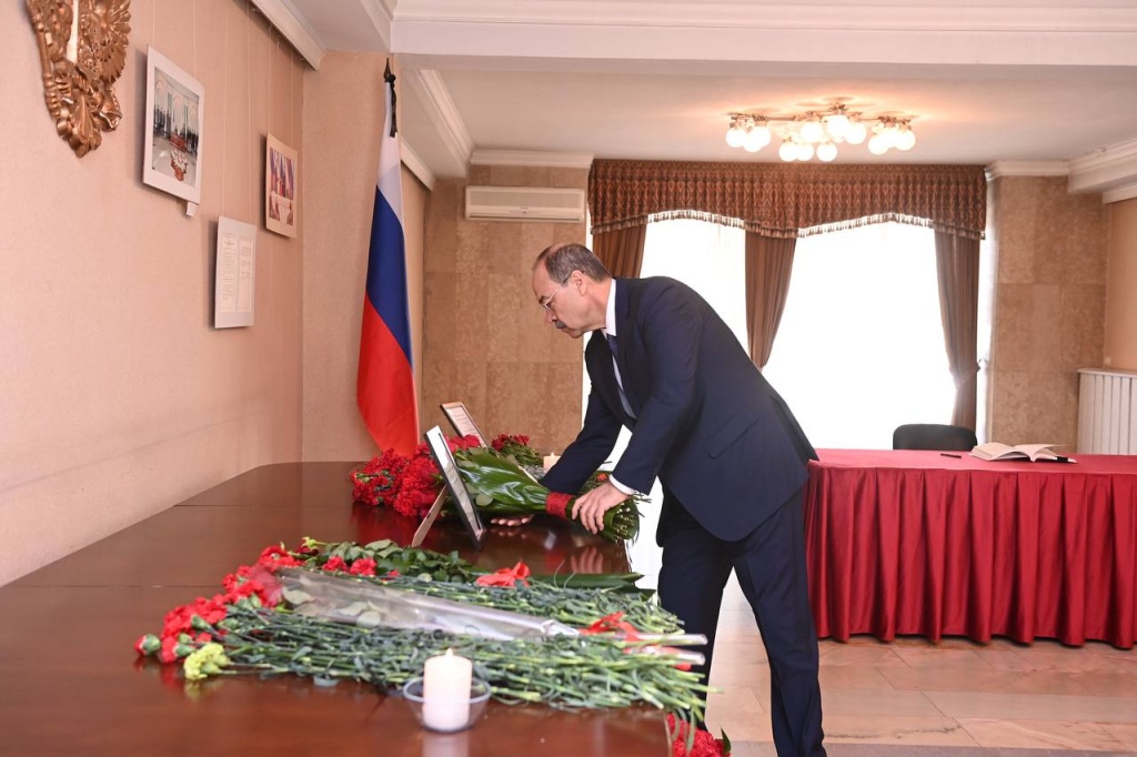 Глава правительства Узбекистана посетил посольство России и выразил соболезнования в связи с событиями в "Крокус Сити Холле"