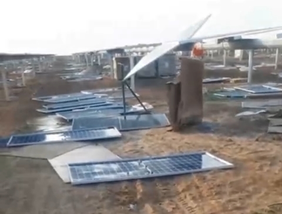 Более 90 солнечных панелей оказались на земле из-за сильного ветра в Сурхандарье. Видео