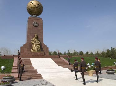 Президент Узбекистана возложил цветы к памятнику Счастливой матери