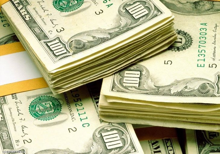 Официальный курс доллара впервые преодолел отметку в 2600 сумов