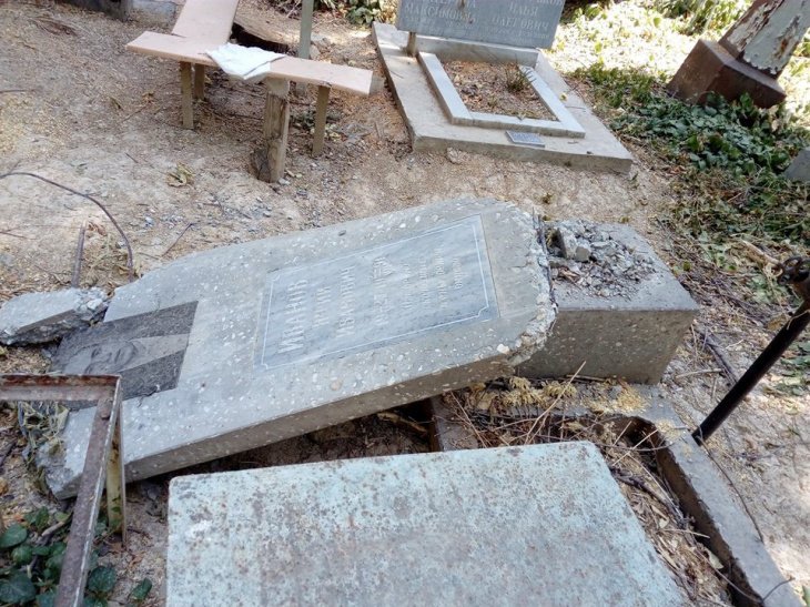 На Домрабадском кладбище неизвестные разрушили надгробные памятники