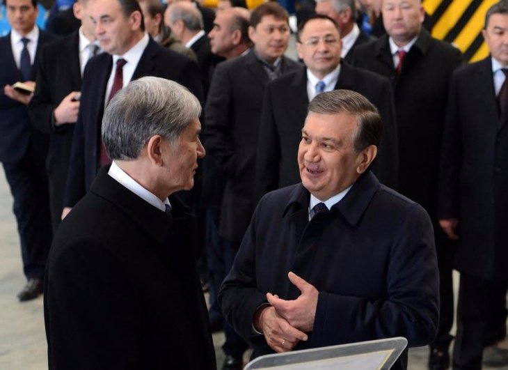 Мирзиёев и Атамбаев посетили промышленную выставку в Ташкенте 