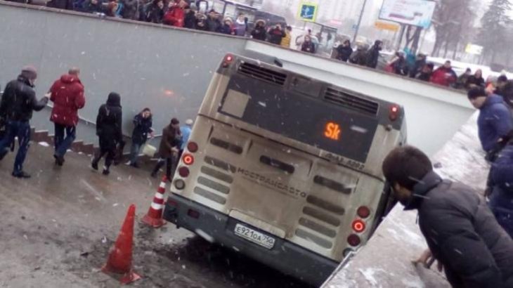 В Москве автобус протаранил толпу людей и въехал в подземный переход (видео)