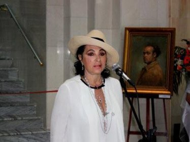 Жена Алишера Усманова открыла выставку своего отца в Ташкенте 