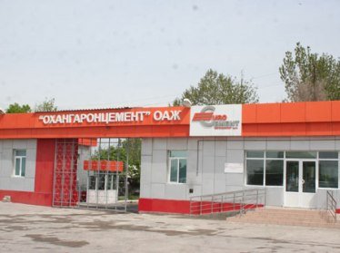 Хозсуд Узбекистана арестовал счета и имущество завода "Ахангаранцемент"