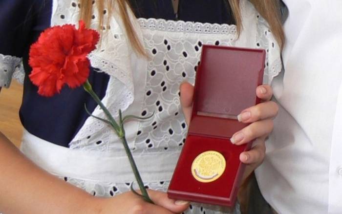 В Узбекистане введут золотые и серебряные медали для выпускников школ 