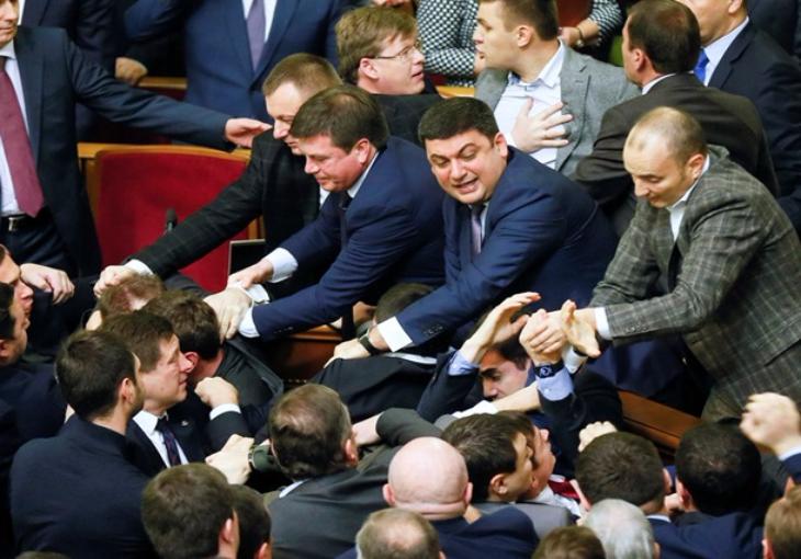 Депутаты подрались в Раде во время выступления Яценюка