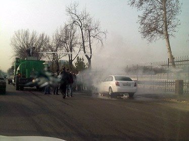 Вспыхнувшую машину в центре Ташкента потушила случайно проезжавшая поливальная машина (фото)