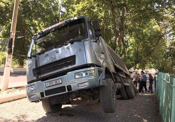 В Сергелийском районе Ташкента водитель гружённого самосвала попал в ДТП (фото)