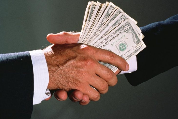 В Узбекистане преступники вымогали доллары у предпринимателя за закрытие уголовного дела