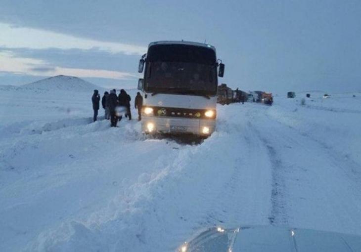 В Казахстане из-за метели застряли три автобуса с узбекистанцами