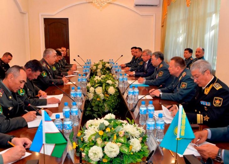 Узбекистан и Казахстан впервые подписали план военного сотрудничества 
