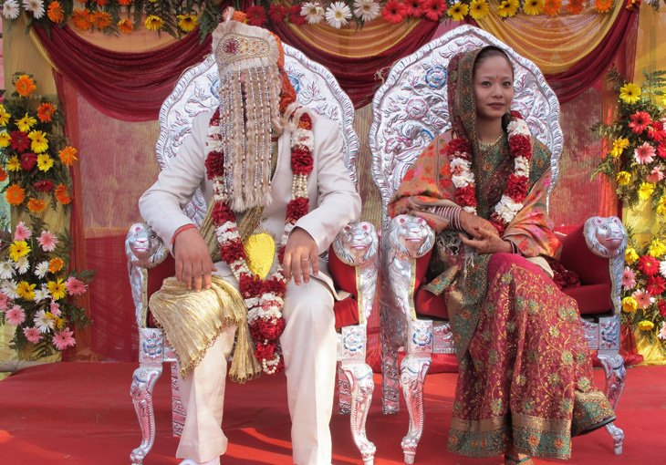 Индийским невестам подарили сотни деревянных бит для защиты от мужей-алкоголиков
