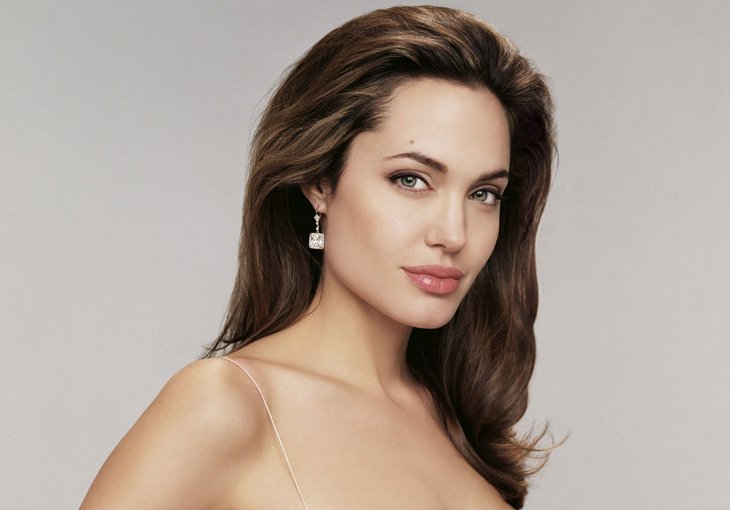 Иранка хотела выглядеть как Джоли, но стала похожа на зомби