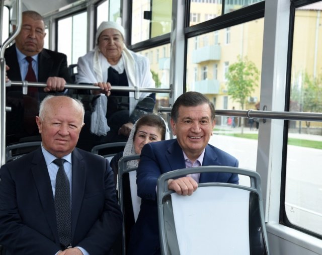 Шавкат Мирзиёев прокатился на самаркандском трамвае 