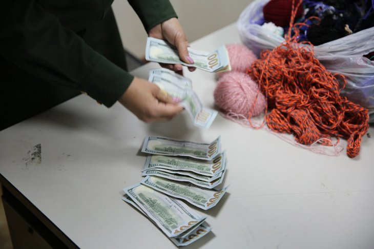 Золотое руно: гражданка Узбекистана пыталась провезти через таможню золото и валюту в мотках пряжи