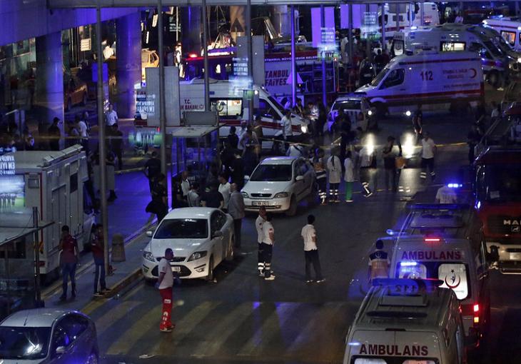 В аэропорту Стамбула совершен теракт, погибли более 30 человек 