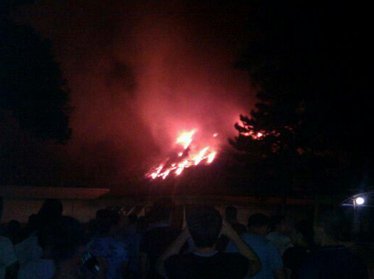 На одном из рынков Ташкента произошел крупный пожар (видео)