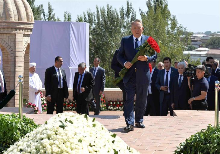 Президент Казахстана посетил могилу Ислама Каримова  