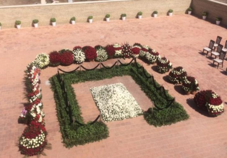 Вдова и дочь Ислама Каримова возложили цветы на его могилу (Видео)