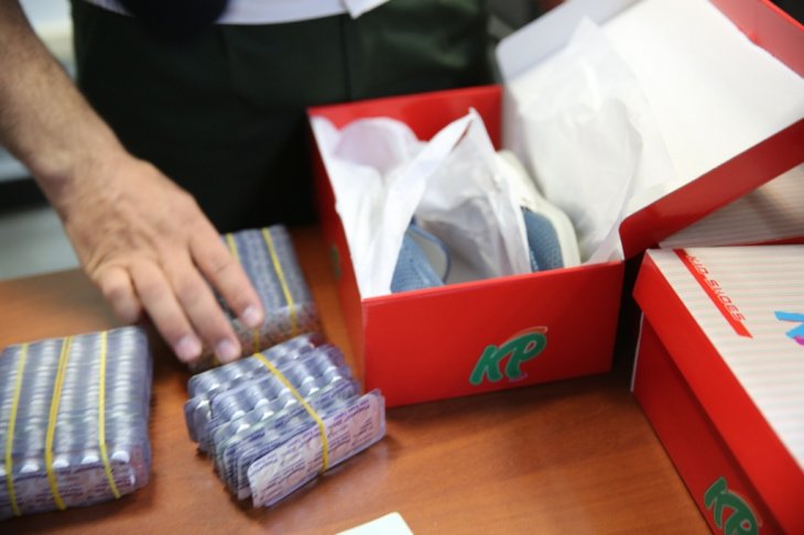 В Узбекистан пытались ввезти контрабандные турецкие лекарства в коробках с детской обувью 