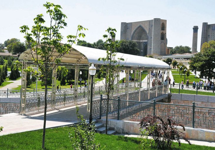 В Самарканде возле мемориального комплекса Ислама Каримова возведен мост для пешеходов