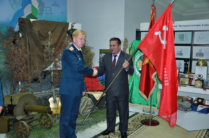 Посольство России передало в дар музею Вооруженных сил Узбекистана копию знамени победы, водруженного над Рейхстагом