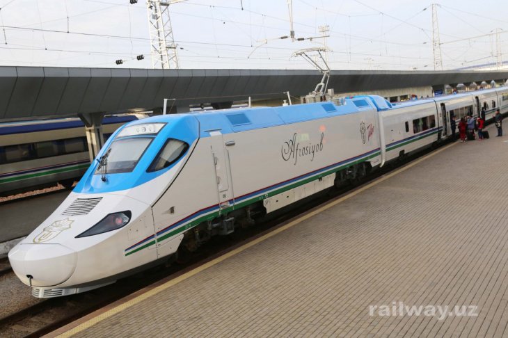 Высокоскоростной испанский поезд для Узбекистана прибыл в морской порт Санкт–Петербурга 