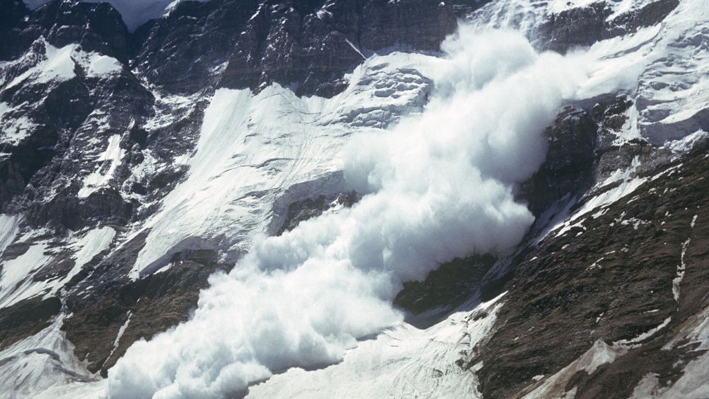 Узгидромет предупредил о лавинной опасности и плохих метеоусловиях на перевале Камчик